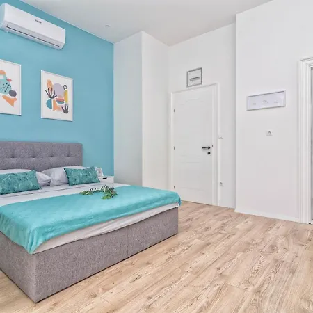 Little World Apartment *